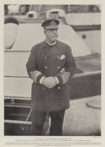 O vice-almirante Sir Henry Frederick Stephenson, da KCB, oficial da Marinha que, em caso de guerra, desempenharia um papel muito importante em nossa defesa nacional. de English Photographer