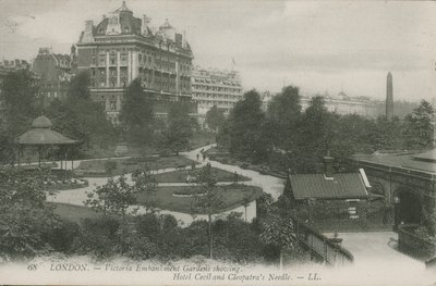 Victoria Embankment Gardens, mostrando o Hotel Cecil e o Cleopatras Needle, em Londres de English Photographer