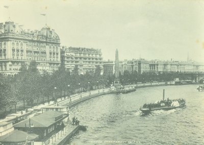 Victoria Embankment, Westminster LB: olhando para o norte a partir da Hungerford Bridge, 1895 de English Photographer