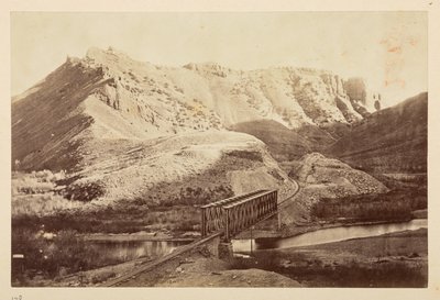 Vistas sobre a Pacific Railway, da ferrovia cruzando um rio em uma ponte de viga, com montanhas além de English Photographer