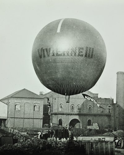 Balão Vivienne III em frente à Wandsworth Gas Company, 1898 de English Photographer