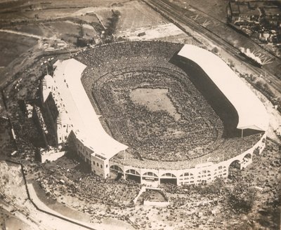 West Ham United vs Bolton Wanderers, o primeiro jogo de futebol a ser disputado no novo estádio de Wembley, em 1923 de English Photographer
