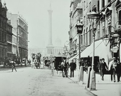 Whitehall, Westminster LB: Whitehall, olhando para Trafalgar Square, 1895 de English Photographer