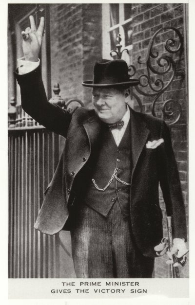 Winston Churchill a fazer o sinal da vitória no exterior do nº 10 de Downing Street, 5 de junho de English Photographer