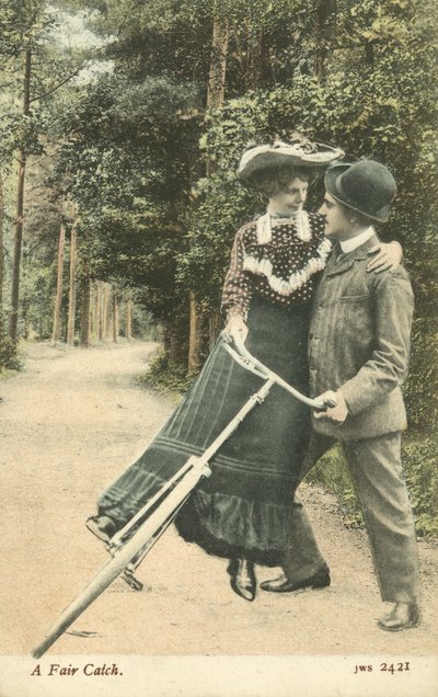 Mulher caindo de bicicleta nos braços de um homem (foto colorida) de English Photographer