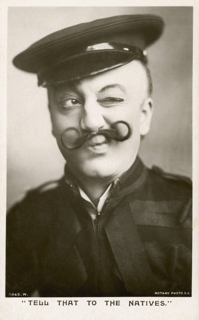 Mulher de uniforme e bigode (foto a p/b) de English Photographer