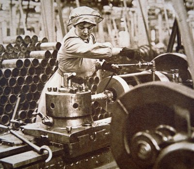 Trabalhadora em uma fábrica de munições na Grã-Bretanha durante a Primeira Guerra Mundial (foto a p/b) de English Photographer