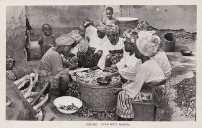 Mulheres descascando nozes de cola, Nigéria (foto a p/b) de English Photographer