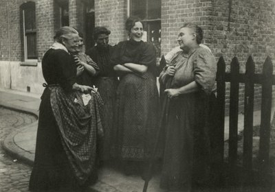 Mulheres, falando, em, a, rua, londres de English Photographer