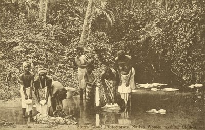 Mulheres lavando roupas em um rio, Serra Leoa (foto a p/b) de English Photographer