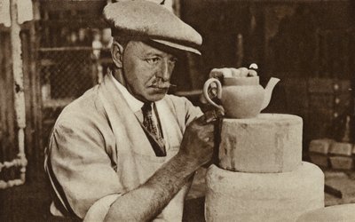 Trabalhador produzindo um bule na Royal Doulton works, Stoke-on-Trent, Staffordshire (foto a p/b) de English Photographer