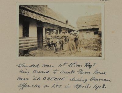 Homens feridos, quarto, Worc: Regt. sendo levado para uma pequena casa de fazenda perto de "LA CRECHE" durante a ofensiva alemã em LYS, abril de 1918 de English Photographer