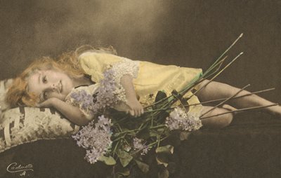 Menina jovem, e, flores de English Photographer