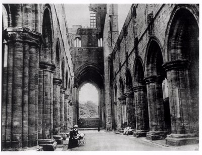 Os visitantes da Abadia de Kirkstall de English Photographer English Photographer