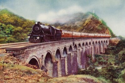 4-6-2 locomotiva a vapor de Bombaim, Baroda e Ferrovia Central da Índia transportando o Correio Fronteiriço passando por um viaduto entre Bombaim e Deli (cor litho) de English School