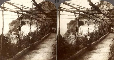 Um convento dos Capuchinhos e as grandes falésias de Amalfi, uma vista estereoscópica (foto sépia) de English School