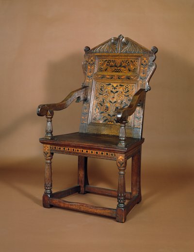 Uma poltrona Charles I, meados dos anos 1600 (carvalho com incrustações de marchetaria) de English School