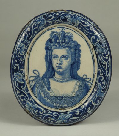 Uma placa de retrato real oval Delft em azul e branco da Rainha Anne, provavelmente Londres, c.1705 de English School