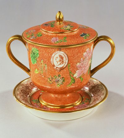 Uma xícara Wedgwood Pearlware com duas alças, tampa e suporte pintado com um busto de Jorge III, comemorando seu Jubileu de Ouro em 1810, 1810 de English School