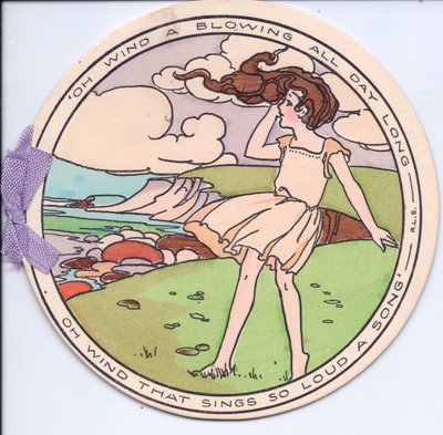 Um cartão eduardiano circular cortado de uma menina ao vento no topo de uma falésia, por volta de 1910 de English School