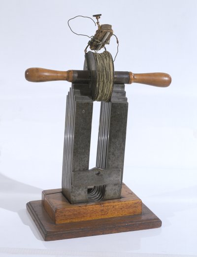 Um indutor bruto com o qual Michael Faraday (1791-1867) descobriu a lei da indução de English School