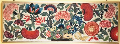 Um painel de feltro e apliques com destaques de seda bordados representando cravos, tulipas e outras flores transbordando de uma cesta contra um chão de lã de marfim, c.1730-40 de English School