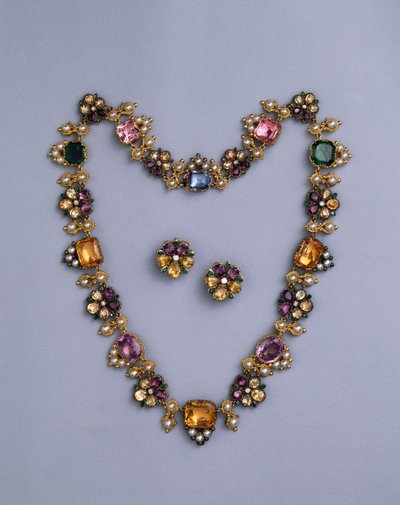 Um fino colar de ouro da Regência e joias com topázio recortado em almofada, ametistas, turmalinas rosa, esmeraldas, safiras e periodotas, com um par de brincos floridos, c.1810 de English School