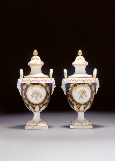 Um par de vasos em forma de urna Chelsea-Derby de duas alças e duas tampas, c.1775 de English School