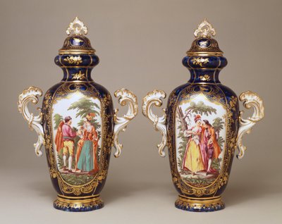 Um par de vasos e tampas oviformes cônicas com fundo azul Chelsea retratando amantes entre árvores, c.1765 de English School