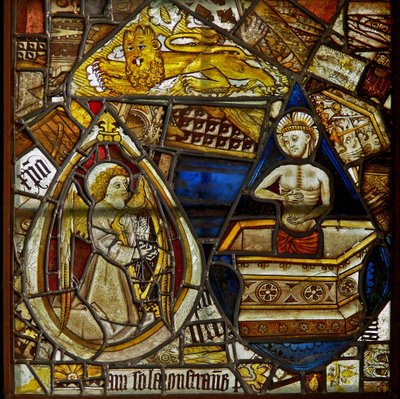 Um painel na janela do leste representando Cristo da Piedade subindo do sepulcro; também um anjo musical com uma harpa e um leão de St Marks em meio a fragmentos de English School