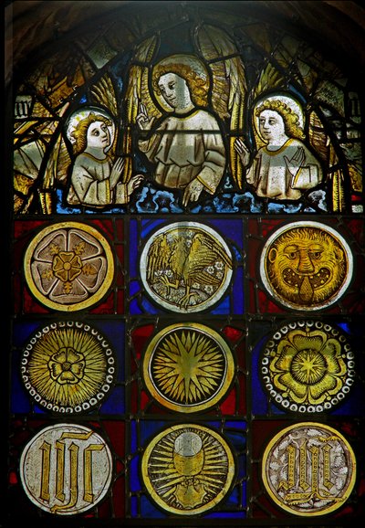 Um painel na janela leste representando anjos acima de 9 roundels com sunbursts, rosas, uma cabeça de leopardo, um cálice e monogramas de English School
