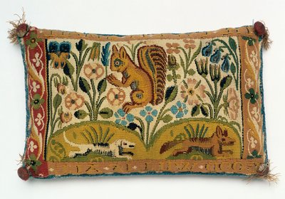 Um painel de tapeçaria de almofada de alfinetes com um esquilo e o lema, &39;boa vontade é tudo&39; de English School