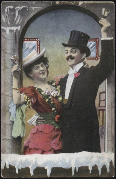 Um casal bem vestido retratado rindo de English School