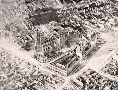 Vista aérea de Ypres em 1915 após a primeira e segunda batalhas de Ypres, de &39;The War Illustrated Album deLuxe&39;, publicado em Londres, 1916 de English School