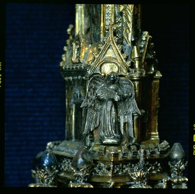 Anjo tocando um gittern com um plectro, detalhe do crozier de William of Wykeham (c.1320-1404) (prata dourada) (ver 205100-32) de English School