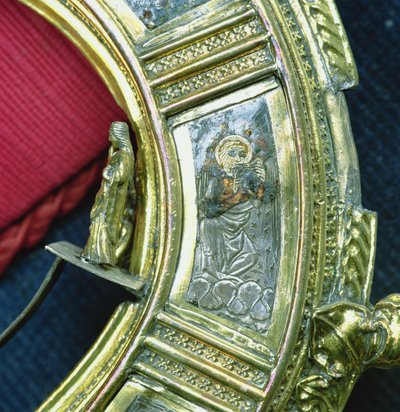 Anjo tocando o trunfo, detalhe do crozier de Guilherme de Wykeham (c.1320-1404) (prata dourada e esmalte champleve) (ver 205100-32) de English School