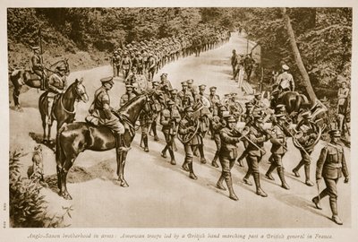 Irmandade anglo-saxônica em armas: tropas americanas lideradas por um bando britânico marchando além de um general britânico na França, 1914-19 de English School
