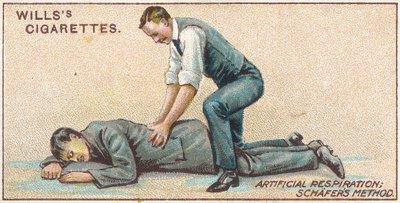 Respiração artificial, método de Schafers, no.25 da série de primeiros socorros de cartões de Willss cigarros, 1913 de English School