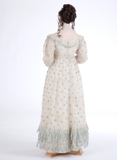 Vista traseira de um vestido de dia, c.1815 (musselina de algodão bordada com lã azul) de English School