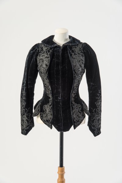 Casaco de veludo preto bordado com seda preta aplicada e contas de metal, final da década de 1890 (veludo) de English School