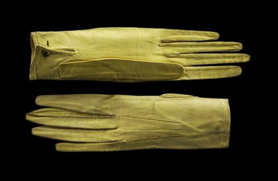 Luvas amarelas brilhantes na altura do pulso. c.1820 (couro de pele de criança) de English School