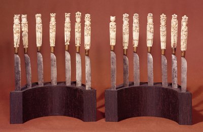 Alças de facas esculpidas mostrando monarcas inglesas, c.1604 (ver também 99435) de English School