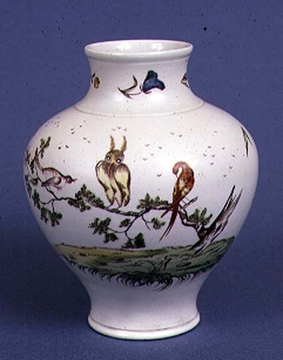 Vaso de Chelsea em forma de balaústre largo decorado com pássaros provavelmente pintados por O