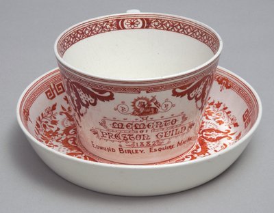 Chávena comemorativa e pires lendo uma lembrança de Preston Guild 1882, Minton, Inglaterra, c.1882 (barro) de English School