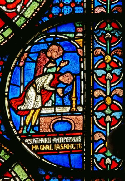 Detalhe da janela do milagre representando Eilward de Westoning dando graças na tumba de Thomas Becket de English School