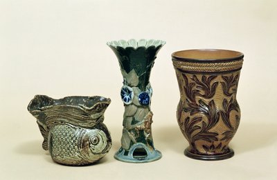 Vasos Doulton, 1880, (grés) de English School
