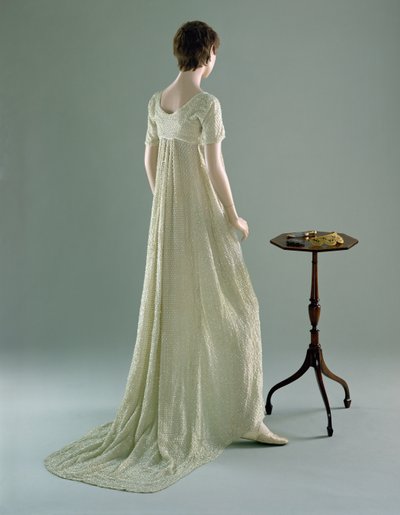 Vestido de noite, 1800 (musselina de algodão e contas de vidro) de English School