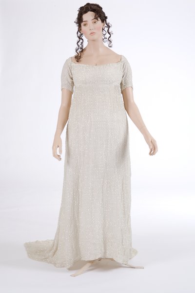 Vestido de noite, 1800 (musselina de algodão e contas de vidro) de English School