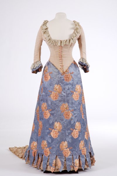 Vestido de noite, 1880 (seda tecida, seda com nervuras e brocado) de English School