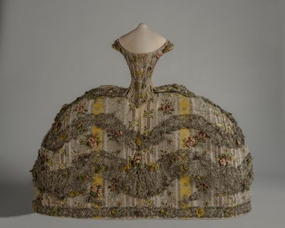 Boneca da moda de Mântua de English School